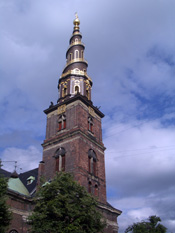 Kostel vykoupen s toitmi schody a 4m vysokou pozlacenou sochou Krista nabz uniktn vhled po Kodani