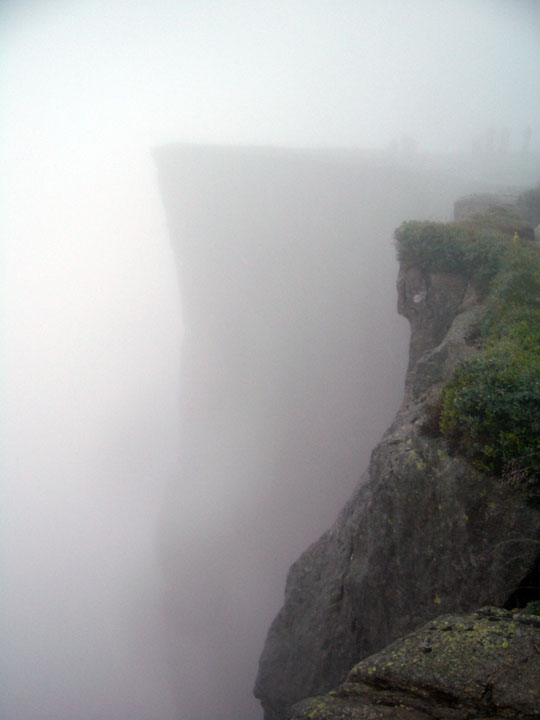 Legendrn skaln tes Preikestolen neboli Kazatelna (v hust mlze) n ve vce 604 m nad 40 km dlouhm Lysefjordem