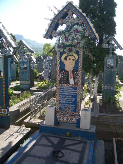 Veselý hřbitov ve vesnici Sapinta poblíž ukrajinských hranic
