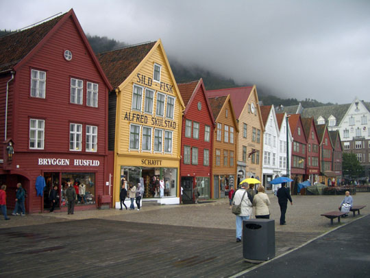 Bergen a slavný Bryggen s dřevěnými hanzovními domky z 18. století je pod ochranou UNESCA