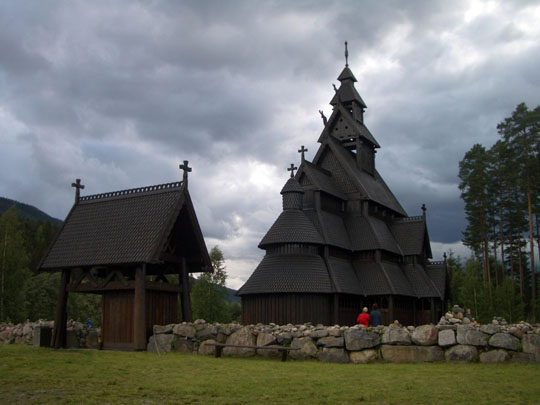 Sloupový kostel Gol kirke, jeden ze třinácti zachovalých dřevěných stavkirke v Norsku
