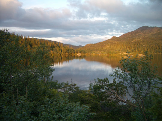 Večerní slunce nad jezerem Kvitåvatn