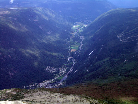 Výhled z vrcholu Gaustatoppen (1881 m n. m.) do údolí k Rjukanu