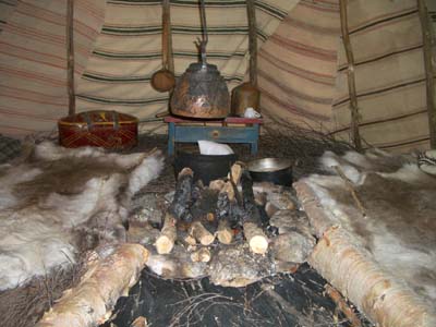 Vybavení sámského teepee v muzeu v Hettě