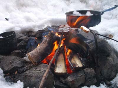 Vaření venku na ohni