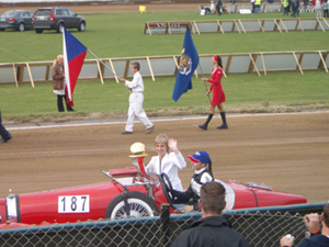 Zlatá přilba pro vítěze v roce 2006 (Foto: Jana Neumannová)