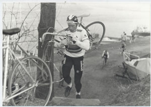 Albert Zweifel (CHE) při nešení kola na rameni
