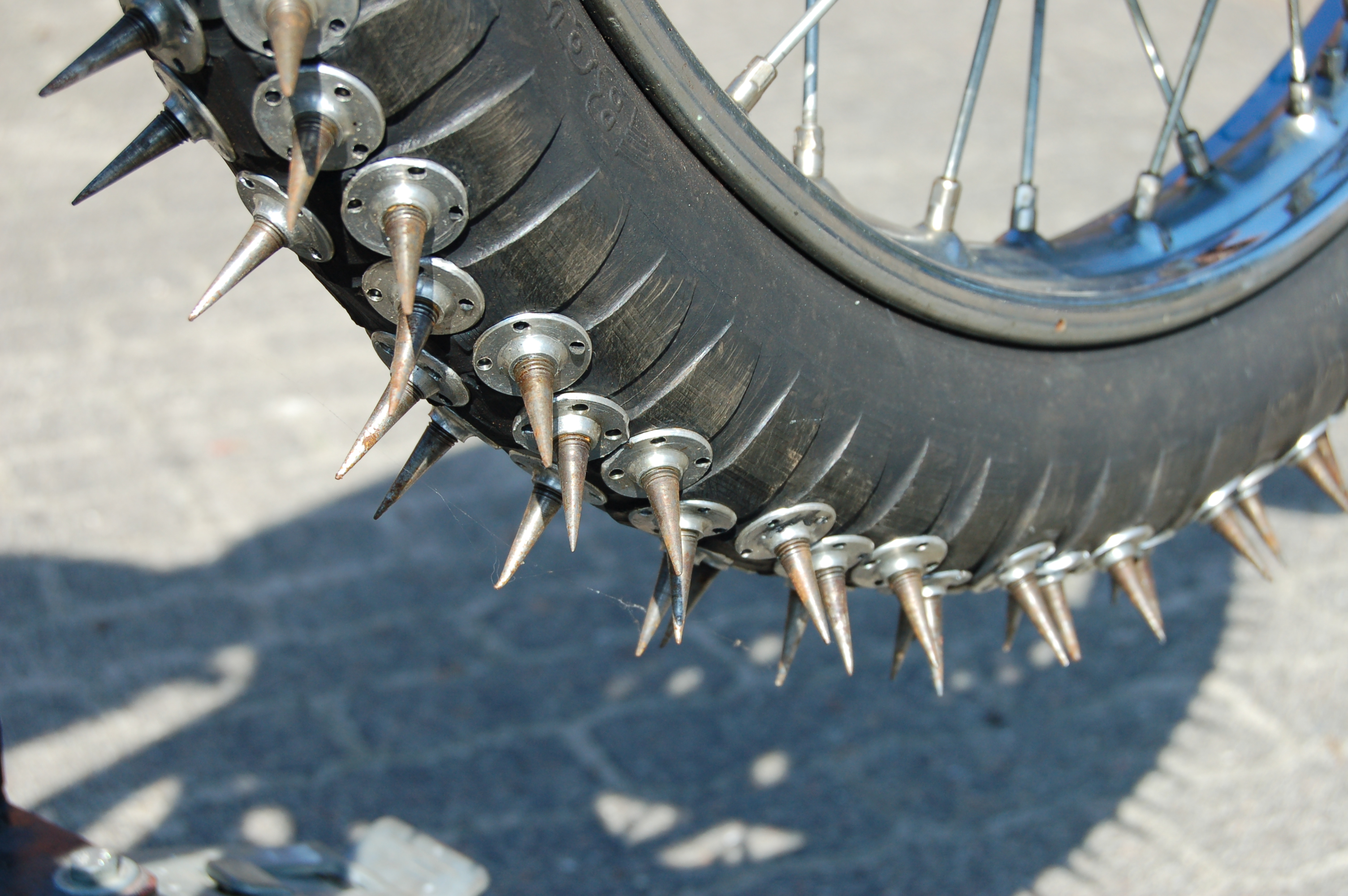 Hřeby v pneumatice motocyklu pro ledovou plochou dráhu (Foto: Pavel Fišer)