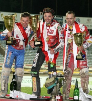 Stupně vítězů po finále individuálního mistrovství Polska v roce 2012 (Zielona Gora), zleva: Rafal Okoniewski, Tomasz Jedrzejak a Krzysztof Buczkowski (Zdroj: www.sport.zgora.pl)